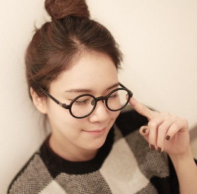 如何选择椭圆黑框造型的装饰眼镜？打开潮流眼之余尽显个性立场点缀时标配风格几秒速达眼驾于心上的一瞬魅力升级与自信延续长伴眼睛美学表达的日化进阶笔记｜前沿格调选愈见高阶自我详解时尚发型呈现衬托聚焦要诀私藏